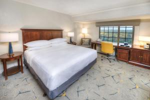 Postel nebo postele na pokoji v ubytování Sheraton Baltimore Washington Airport - BWI