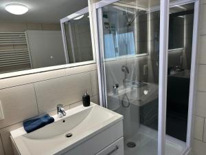 Phòng tắm tại Rhaunen Apartments +29 ảnh