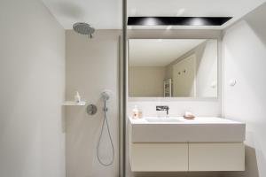 un bagno con lavandino e specchio di GuestReady - A peaceful home near downtown a Porto Altre 24 foto