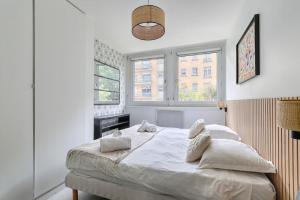 Postel nebo postele na pokoji v ubytování Beaugrenelle Tour Eiffel II Cosy Apartment 2BR