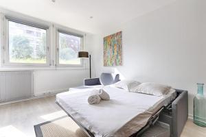 Postel nebo postele na pokoji v ubytování Beaugrenelle Tour Eiffel II Cosy Apartment 2BR + 7 fotografií