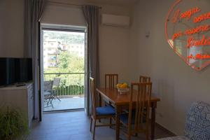 TV a/nebo společenská místnost v ubytování Pino Home