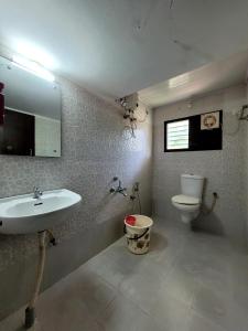 un baño con lavabo e inodoro en Hope Boutique Home Stay - South Cliff, Varkala, en Varkala 14 fotos más