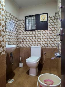 a bathroom with a toilet and a sink at Villa Del Sol - South Cliff, Varkala in Varkala