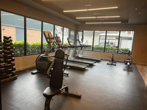 a gym with several rows of treadmills and exercise bikes at Apartamento entero de 3 habitaciones con camas Queen en zona 10 in Guatemala