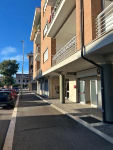 Un edificio con un coche aparcado en un estacionamiento. en Urban Sky Loft Fiumicino, en Fiumicino