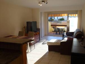 Μια τηλεόραση ή/και κέντρο ψυχαγωγίας στο Port Dauphin II, T3, 6 pers, piscine, parking, wifi, centre port