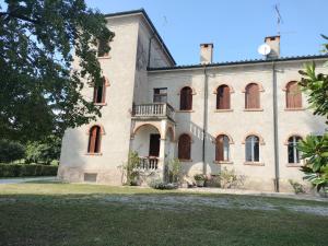 an old house with a balcony on the front of it at Corte Vitelleria in Piazza
