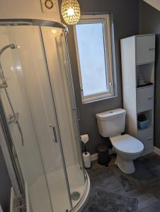 Ένα μπάνιο στο New Central Ground Floor Apartment +5 φωτογραφίες