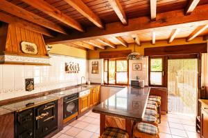 Kuchyň nebo kuchyňský kout v ubytování Casa Rural La Regoria