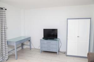 Televízia a/alebo spoločenská miestnosť v ubytovaní Sugarmon Villas