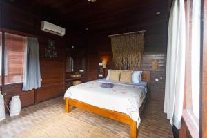 Postel nebo postele na pokoji v ubytování Mad Monkey Nusa Lembongan
