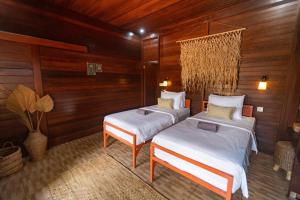 Postel nebo postele na pokoji v ubytování Mad Monkey Nusa Lembongan
