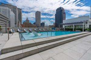 Una piscina con el horizonte de la ciudad al fondo en Holiday Inn New Orleans-Downtown Superdome by IHG, en Nueva Orleans