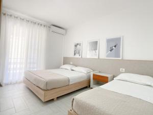 Una cama o camas en una habitación de Sea View - Cozy Nest Golem