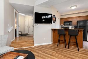 a living room with a kitchen with a bar and a tv at Laurelwood 84 with Wintergreen Advantage in Wintergreen +10 photos