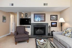 un salon avec un canapé et une cheminée dans l'établissement Eagles Court 27 with Wintergreen Advantage, à Wintergreen