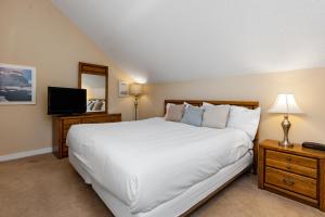 une chambre avec un grand lit blanc et une télévision dans l'établissement Eagles Court 27 with Wintergreen Advantage, à Wintergreen 14 autres photos