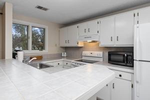 eine Küche mit weißen Schränken und einer weißen Arbeitsplatte in der Unterkunft Eagles Court 19 with Wintergreen Advantage in Wintergreen