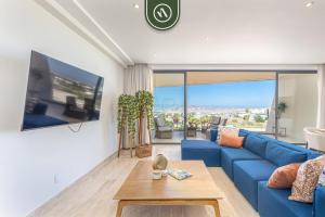 Χώρος καθιστικού στο Luxury 2 BR Condo - Oceanview Pool - Gym