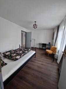 Rúm í herbergi á Gasthaus Löwen in Tisis