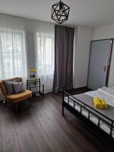 Rúm í herbergi á Gasthaus Löwen in Tisis