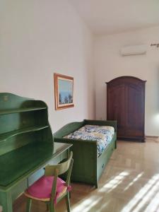 マルサラにあるCome a casa - Marsala Home Holidaysのベッドと机と椅子のある寝室 +32枚の写真
