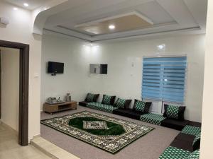 a living room with a couch and a table at Appartements Playa NDB City in Nouadhibou