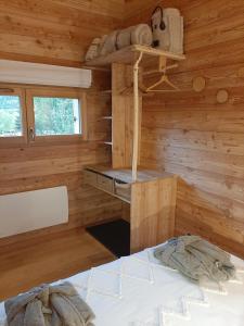 Petit chalet neuf indépendant 2 pers "La cabane de Jean "客房内的一张或多张床位