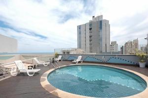 a swimming pool on the roof of a building at Apartamento de Luxo em Guarapari in Guarapari