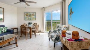 Ein Sitzbereich in der Unterkunft Modern and Coastal Ocean Pointe 2307
