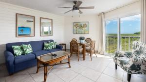 Ein Sitzbereich in der Unterkunft Modern and Coastal Ocean Pointe 2307