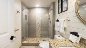 Ein Badezimmer in der Unterkunft Modern and Coastal Ocean Pointe 2307