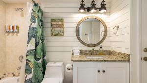 Ein Badezimmer in der Unterkunft Modern and Coastal Ocean Pointe 2307