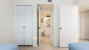 Ein Badezimmer in der Unterkunft Modern and Coastal Ocean Pointe 2307