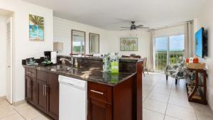 eine Küche mit Spüle und Geschirrspüler in der Unterkunft Modern and Coastal Ocean Pointe 2307 in Key Largo