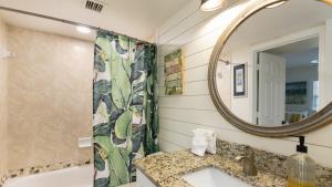 Ein Badezimmer in der Unterkunft Modern and Coastal Ocean Pointe 2307