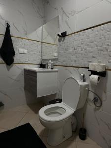 拜尔坎Luxe appartement Berkane的带马桶和水槽的白色浴室