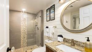 Ein Badezimmer in der Unterkunft Modern and Coastal Ocean Pointe 2307