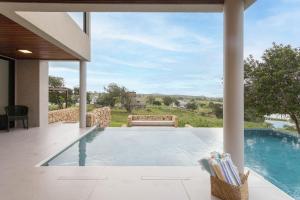 una piscina con vista su una casa di CoHost Casa Conceito Raiz da Serra IV a Gravatá