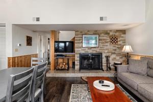 un salon avec un canapé et une cheminée dans l'établissement Eagles Court 24 with Wintergreen Advantage, à Wintergreen