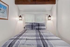 - une chambre avec un lit et des oreillers rayés dans l'établissement Eagles Court 24 with Wintergreen Advantage, à Wintergreen 19 autres photos