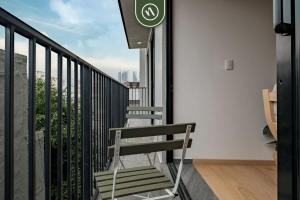 Balkoni atau teres di Luxury 2 BR Condo in Condesa