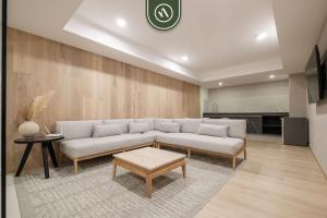 Ruang duduk di Luxury 2 BR Condo in Condesa