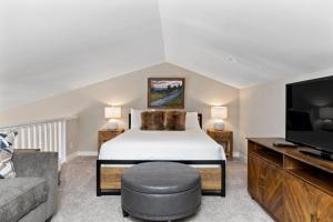 a bedroom with a bed and a tv and a couch at White Oak 51 with Wintergreen Advantage in Wintergreen +20 photos