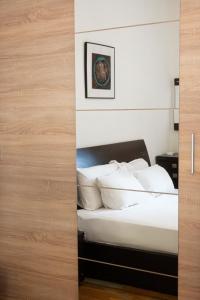 Un pat sau paturi într-o cameră la Oikía - Refined City Living