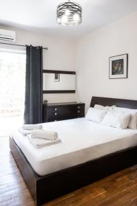 Un pat sau paturi într-o cameră la Oikía - Refined City Living