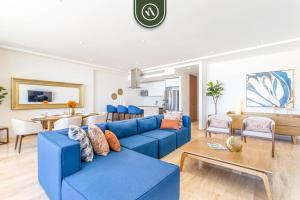 Χώρος καθιστικού στο Luxury 2 BR Condo - Oceanview Pool - Gym