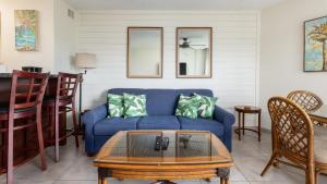 Ein Sitzbereich in der Unterkunft Modern and Coastal Ocean Pointe 2307