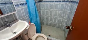 Un baño con inodoro, lavabo y ducha. en My house apartamento Santa rosa, en Santa Rosa de Cabal
